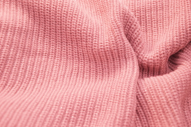 סוודר בצבע ורודעשוי חוטי טריקו סוודר בצבע ורודעשוי חוטי טריקו